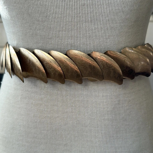 Gold vintage stretchy metal belt 70’s vintage great condition fish like scales main image 4